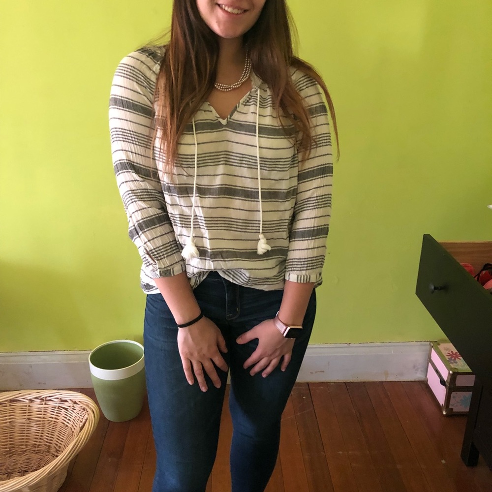 super cute grey striped top!